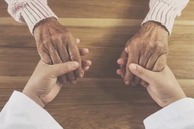 عکس پزشک با لبخند و دست دادن به بیمار، نشانه ای از حمایت و دلگرمی را نشان داد
