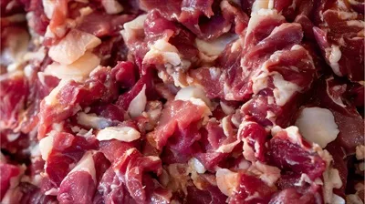 عکس برش های تازه و خام گوشت آماده برای پخت و کباب کردن لذیذ
