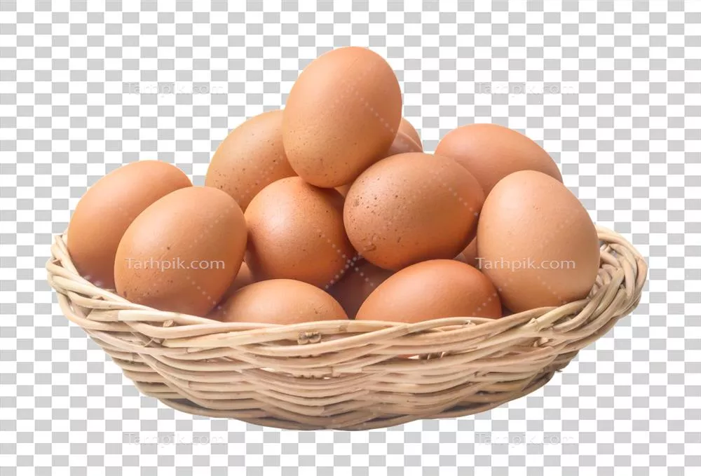 عکس دوربری تخم مرغ های تازه مرغ در سبد بامبو با طراحی زیبا و طبیعی