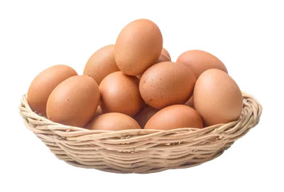 عکس دوربری تخم مرغ های تازه مرغ در سبد بامبو با طراحی زیبا و طبیعی