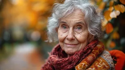 عکس پرتره ای زیبا از یک زن سالخورده با موهای خاکستری و چهره ای پر از حکمت