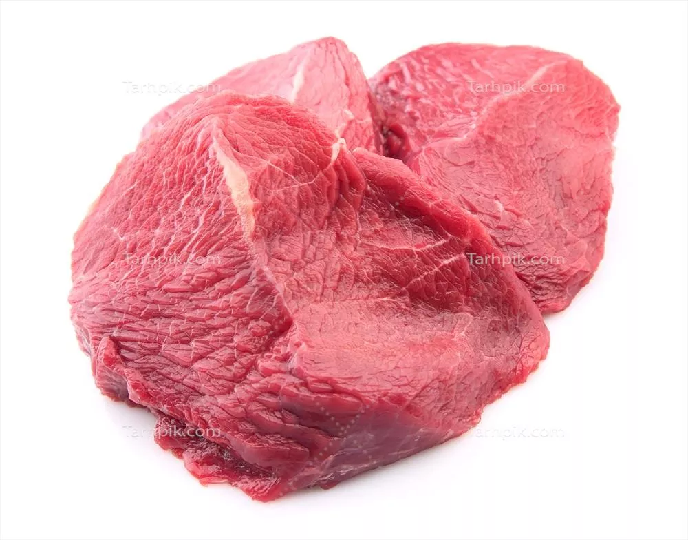 عکس تصویری از گوشت تازه بر روی پس زمینه ای سفید و ساده