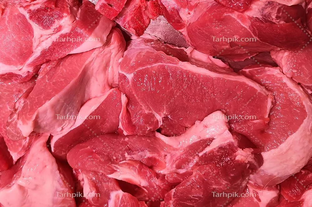 عکس نمای نزدیک از گوشت خوک در فروشگاه: انتخابی برای خریداران
