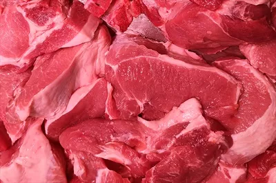 عکس نمای نزدیک از گوشت خوک در فروشگاه: انتخابی برای خریداران