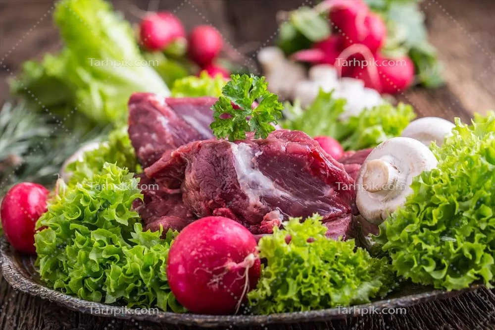 عکس گوشت خام گوساله با سبزیجات تازه و سالادهای خوشمزه