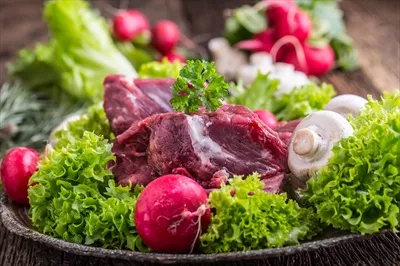 عکس گوشت خام گوساله با سبزیجات تازه و سالادهای خوشمزه