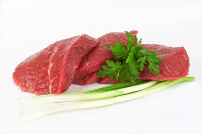عکس تصویری زیبا از گوشت تازه بر روی پس زمینه سفید