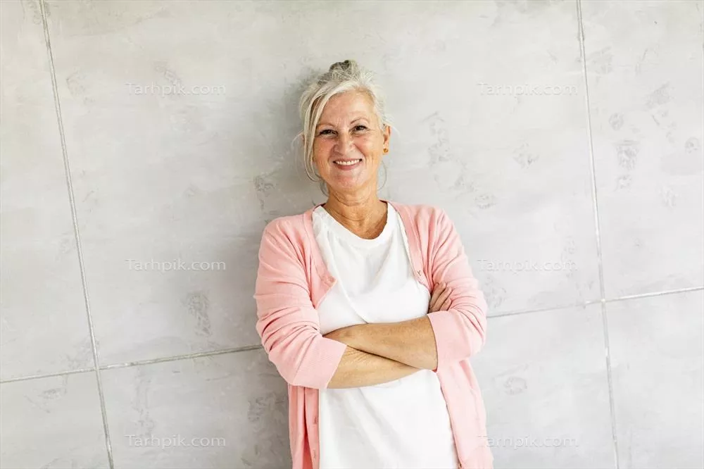 عکس پرتره ای از یک زن بالغ در برابر دیواری با جزئیات زیبا