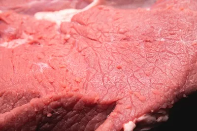 عکس گوشت استیک تازه و باکیفیت در عمق میدان کم با جزئیات واضح