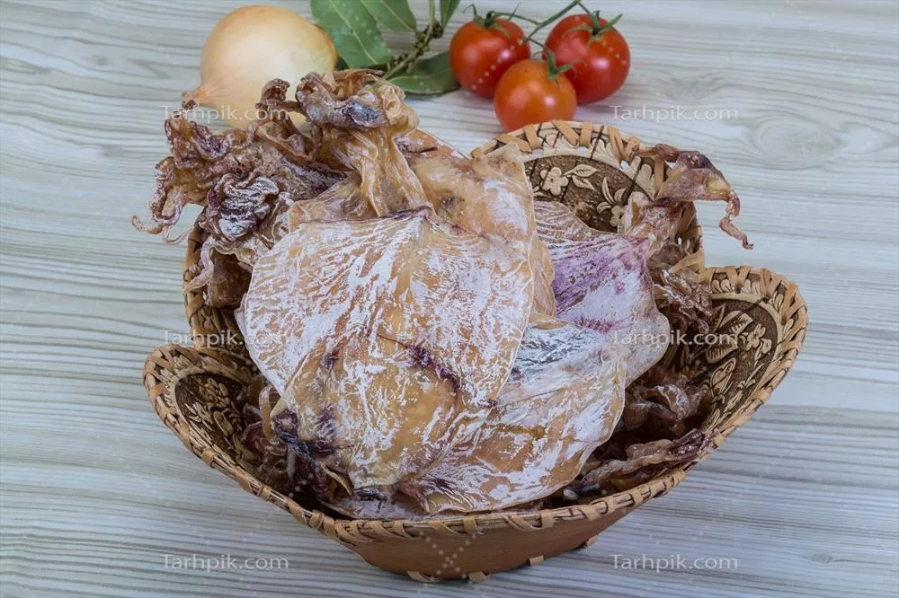 عکس سکوی چوبی با ماهی خشک شده در سبد، نمایی جذاب و طبیعی