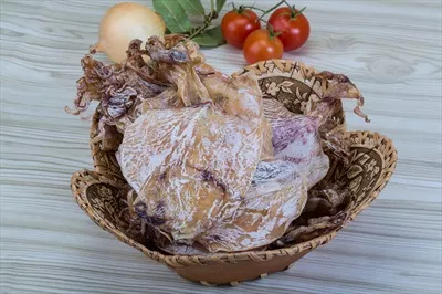عکس سکوی چوبی با ماهی خشک شده در سبد، نمایی جذاب و طبیعی