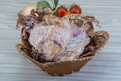 عکس خوشمزه ترین و تردترین ماهی خشک شده بر روی چوب