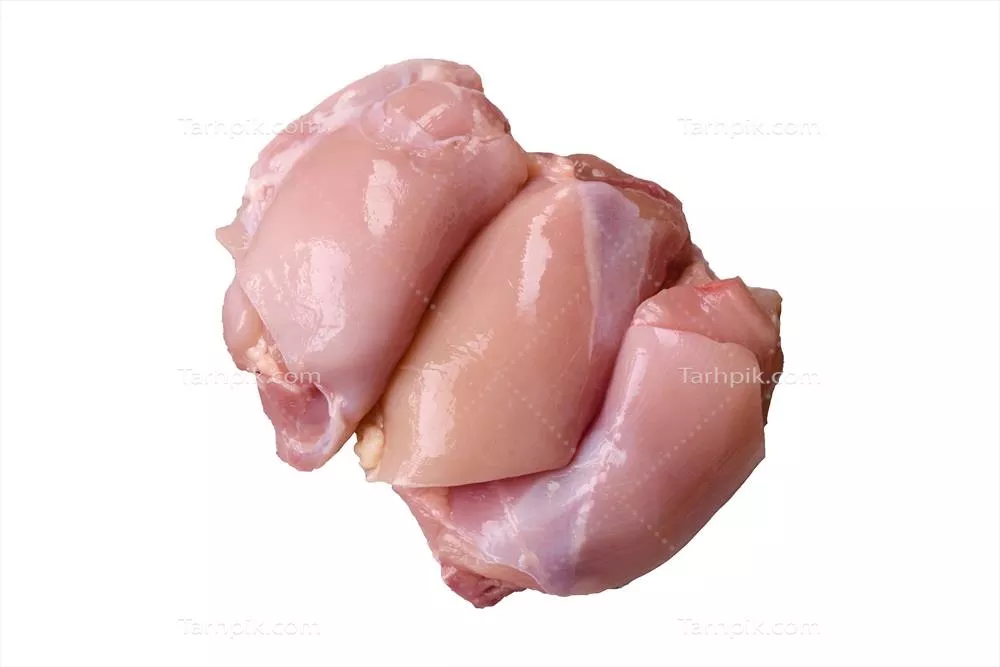 عکس فیله مرغ تازه بر روی یک میز بتنی تیره با ادویه جات و گیاهان معطر