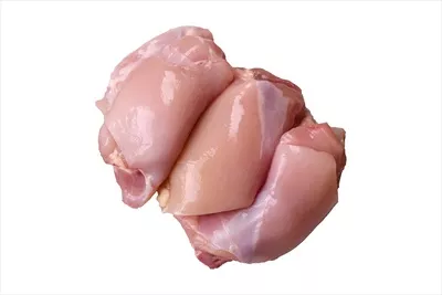 عکس فیله مرغ تازه بر روی یک میز بتنی تیره با ادویه جات و گیاهان معطر
