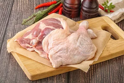 عکس پای مرغابی خام آماده برای پخت و پز با جزئیات جذاب