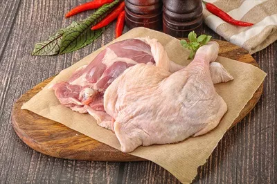 عکس پای مرغابی خام آماده برای پخت و پز با جزئیات جذاب