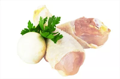 عکس پای مرغ خوشمزه و ترد بر روی پس زمینه سفید