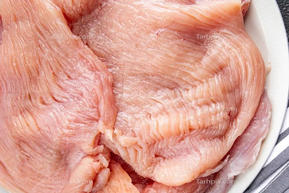 عکس برش های تازه فیله بوقلمون: گزینه ای سالم و خوشمزه برای وعده های غذایی