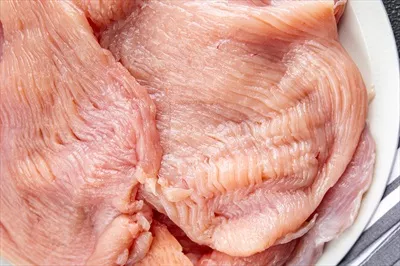 عکس برش های تازه فیله بوقلمون: گزینه ای سالم و خوشمزه برای وعده های غذایی