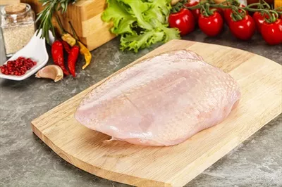عکس راهنمای کامل برای تهیه سینه مرغ خام با پوست و نکات مهم آن