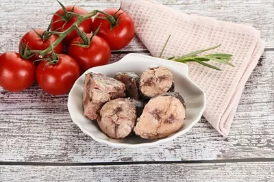 عکس تکه های تن ماهی کنسرو شده در ظروف شیک و جذاب