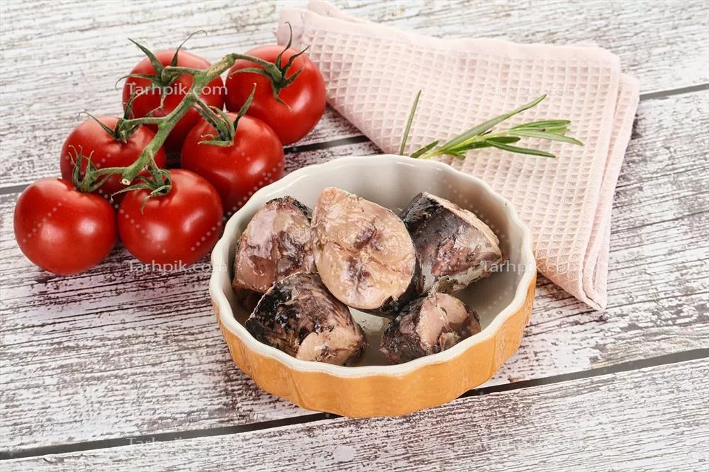 عکس تکه های تن ماهی کنسرو شده در بسته بندی جذاب و خوشمزه