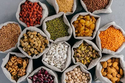عکس نمایی از مواد غذایی سالم و مغذی در کیسه های کنفی
