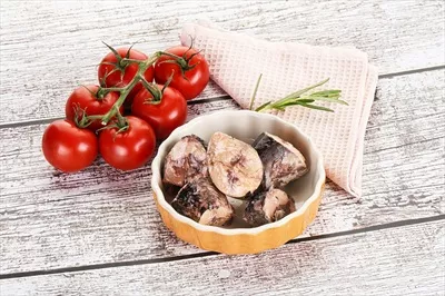 عکس تکه های تن ماهی کنسرو شده در ظروف شیک و جذاب