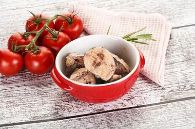 عکس تکه های تن ماهی کنسرو شده در ظروف زیبا و جذاب