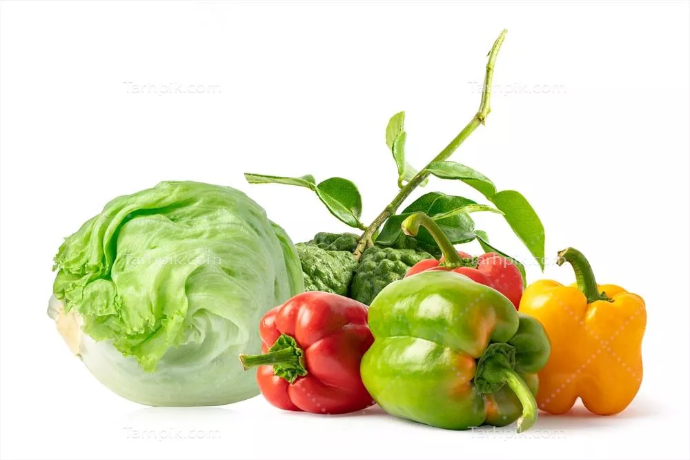 عکس مخلوط سبزیجات تازه برای پخت و پز در آشپزخانه با پس زمینه سفید