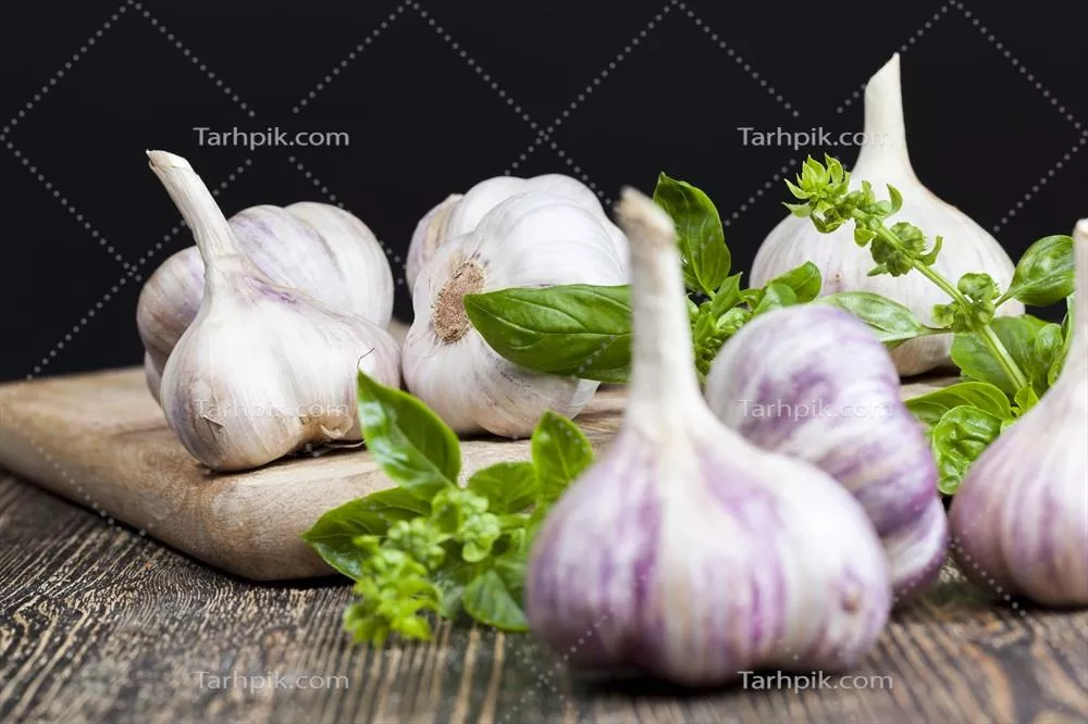 عکس سبزیجات تازه و رنگارنگ بر روی میز چیده شده اند