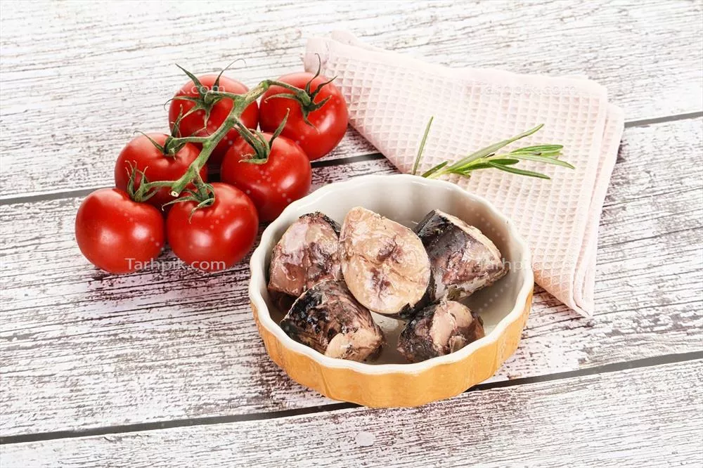 عکس تکه های تن ماهی کنسرو شده در بسته بندی جذاب و خوشمزه