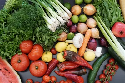 عکس مجموعه ای از میوه ها و سبزیجات ارگانیک با تنوع بالا
