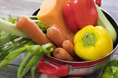 عکس سبزیجات تازه و خوشمزه برای تهیه سوپ در قابلمه قرمز