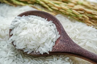 عکس برنج آسیایی در قاشق چوبی: تجربه ای از طعم و هنر آشپزی