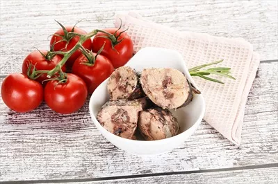 عکس تکه های تن ماهی کنسرو شده در بسته بندی جذاب و خوشمزه
