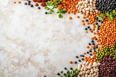 عکس انواع تازه حبوبات و legumes با فضایی خالی برای طراحی