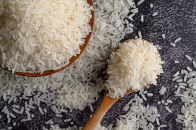 عکس تصویری نزدیک از برنج آسیاب شده در کاسه های زیبا و متنوع