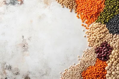 عکس انواع تازه حبوبات و legumes با فضایی خالی برای طراحی