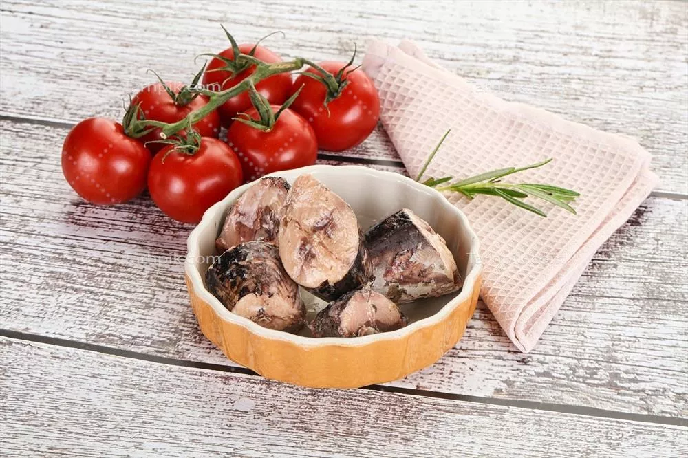 عکس تکه های تن ماهی کنسرو شده در بسته بندی جذاب و خوشمزه