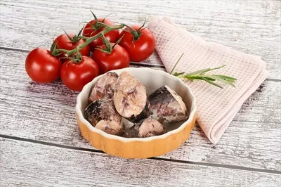عکس تکه های تن ماهی کنسرو شده در بسته بندی جذاب و خوشمزه