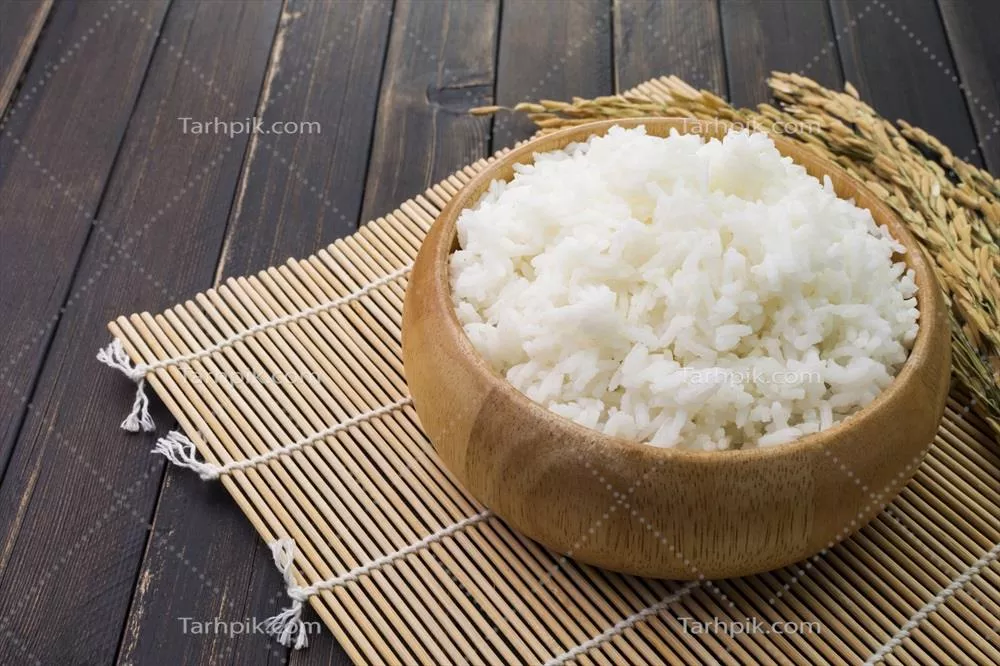 عکس تصویری نزدیک از برنج سفید یا برنج یاسمین در کاسه چوبی