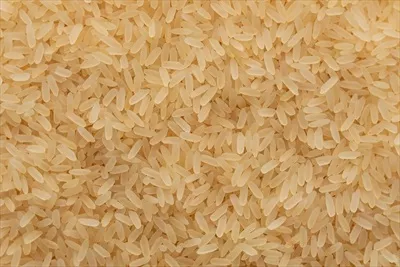عکس برنج در یک بشقاب سفید بر روی زمینه بتنی خاکستری