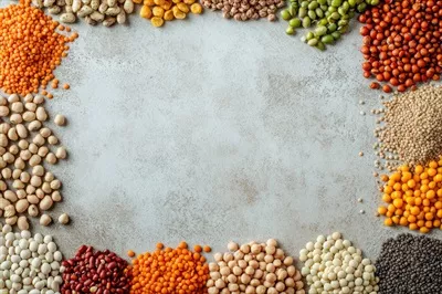 عکس انواع تازه حبوبات و legumes با فضایی خالی برای طراحی