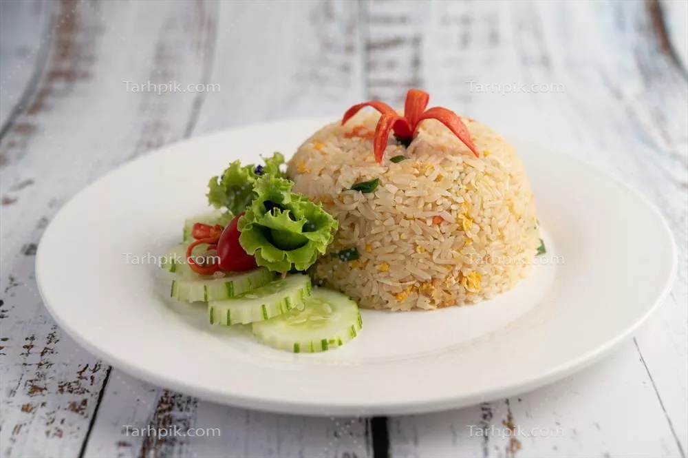 عکس طرز تهیه برنج سرخ شده با تخم مرغ بر روی پس زمینه چوبی