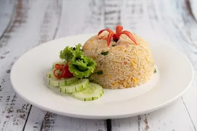 عکس طرز تهیه برنج سرخ شده با تخم مرغ بر روی پس زمینه چوبی