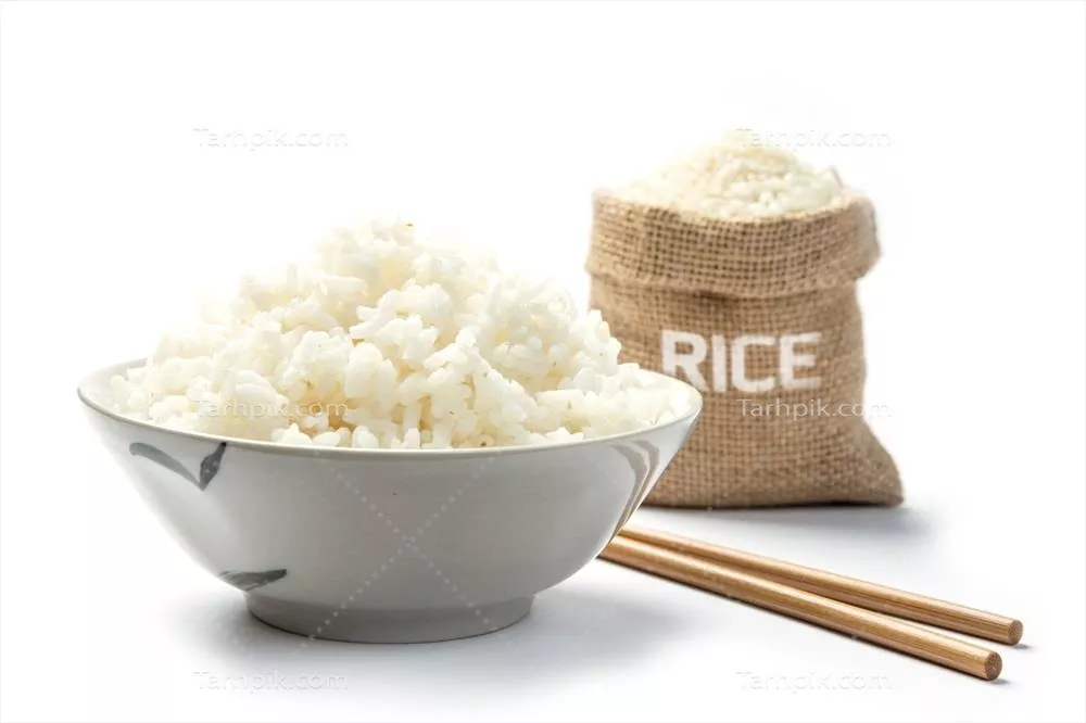 عکس برنج ژاپنی با چوب دستی بر روی پس زمینه سفید و سایه دار