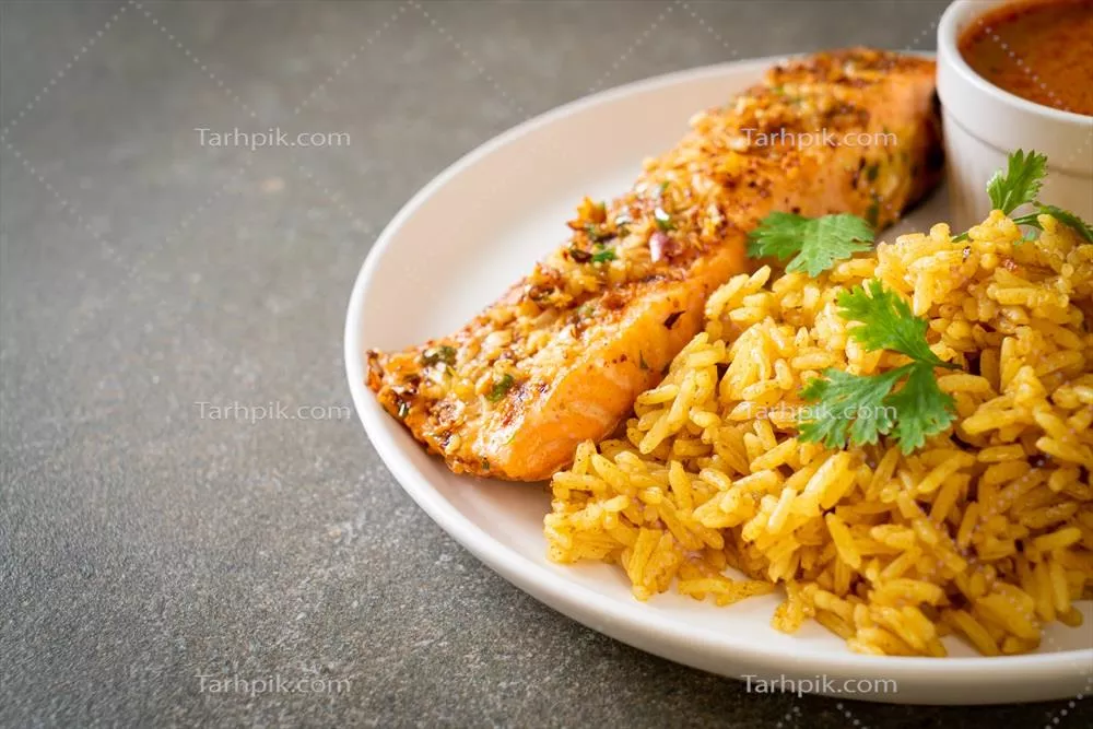 عکس ماهی سالمون سرخ شده با ادویه تندوری و برنج ماسالا به سبک مسلمانان