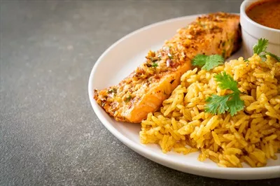 عکس ماهی سالمون سرخ شده با ادویه تندوری و برنج ماسالا به سبک مسلمانان