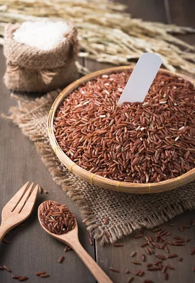 عکس برنج قهوه ای یاسمن در سبد بامبو: یک انتخاب سالم و خوشمزه